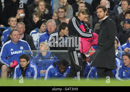 Fußball - Barclays Premier League - Chelsea / Aston Villa - Stamford Bridge. Chelseas Manager Andre Villas-Boas auf der Bank mit Fernando Torres Stockfoto