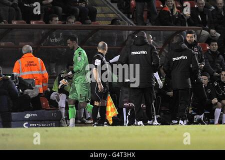 Charlton Athletic Torwart Ben Hamer (links) verlässt das Feld danach Er wird wegen absichtlichen Handballs vom Schiedsrichter Dean Whitestone entlassen Stockfoto