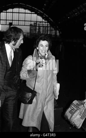 Die Junior-Gesundheitsministerin Edwina Currie kommt von Derby aus am Bahnhof St. Pancras in London an. Stockfoto