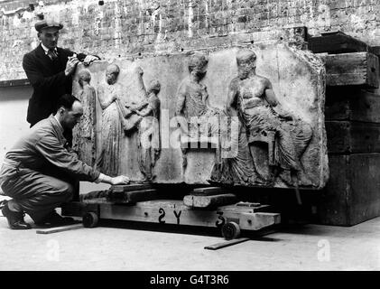 Eine Tafel der Elgin Marbles, die von Trägern behandelt wurde, nachdem sie während des Zweiten Weltkriegs in einem unterirdischen Tunnel zur Sicherheit aufbewahrt wurden. Die Murmeln stammen aus 432 v. Chr. und schmückte früher den Parthenon auf der Athener Akropolis. *das Bild zeigt die Mittelplatte des Frieses der Elgin-Murmeln mit der Patronin der Göttin Athens, Athena. Die Murmeln zeigen auch Götter und Sterbliche, die an der Panatheniac Prozession teilnehmen, die jährlich in der Stadt Athen zum Geburtstag von Athena stattfindet. *20/11/1999 - EIN gemeldeter Aufruf von Präsident Clinton, die Elgin-Murmeln nach Griechenland zurückzugeben, war wütend Stockfoto