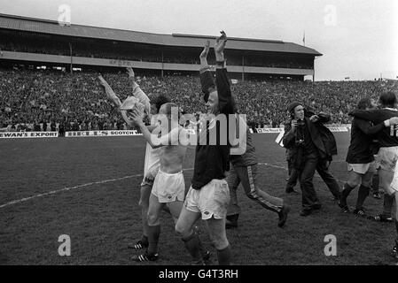 PA Photo 18/5/74 McGrain, Johnstone und Bremner feiern den Sieg für Schottland, nachdem sie England beim internationalen Spiel im Hampden Park in Glasgow 2-1 besiegt hatten Stockfoto