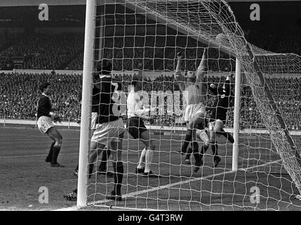 Schottlands neugedeckter Torhüter Ronnie Simpson greift nach dem Ball, landet aber nach einem England-Eckstoß im internationalen Spiel, das Schottland 3-2 heute in Wembley gewonnen hat (Samstag). Links ist Schottland, links hinter Eddie McCreadie und im weißen Hemd ist der Engländer Jack Charlton, der zu Beginn des Spiels verletzt wurde. Stockfoto