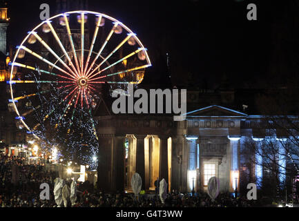 Die Hogmanay Street Party in der Princes Street, Edinburgh, während die Leute darauf warten, im neuen Jahr willkommen zu heißen. Stockfoto