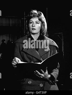 Ein Bibliotheksfoto der Schauspielerin Vanessa Redgrave in der St. Pancras Town Hall in London, während sie ihr Drehbuch zu „Everybody Sit“ studiert, der CND Stage Club-Unterhaltung, die in der Halle gegeben wird. Stockfoto