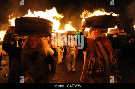 Teerfässer werden in Vorbereitung für die traditionelle Allendale New Year Tar Barrel Parade in Allendale, Northumberland, zum Neujahrsfest beleuchtet. Stockfoto