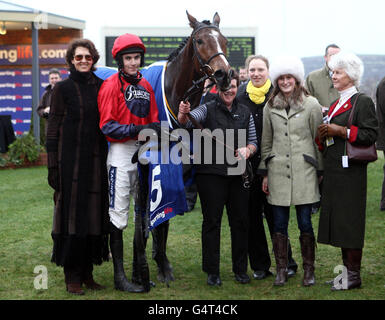 Jockey Aidan Coleman (zweiter links) mit Trainerin Venetia Williams (links) nach ihrem Sieg im Handicap-Hürdenrennen sportinglife.com mit Houblon des Obeaux auf der Cheltenham Racecourse, Cheltenham. Stockfoto