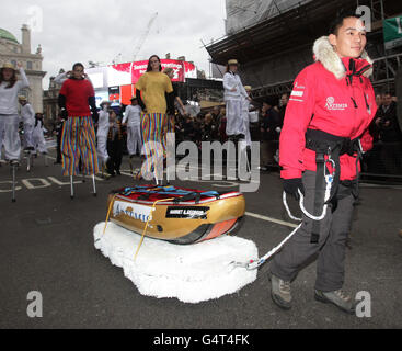 Manindra 'Mani' Rai, ein Ghurkha-Soldat, der 2010 während seiner Dienstzeit in Afghanistan angeschossen wurde, nimmt an der Neujahrsparade in London Teil. Stockfoto