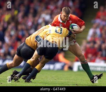 Wales Dafydd James wird von Australiens Stephen Larkham (Nummer 10) und Tiaan Stauss während ihres Rugby-WM-Viertelfinalspiels im Millennium Stadium in Cardiff angegangen. Endergebnis: Wales 9 Australia 24. Stockfoto