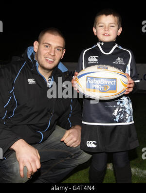 Rugby Union - RaboDirect PRO12 - Glasgow Warriors / Edinburgh Rugby - Firhill. Maskottchen Jack Coles posiert mit dem Glasgow Warriors-Spieler Gordon Reid während des Spiels der RaboDirect PRO12 League im Firhill Stadium, Glasgow. Stockfoto