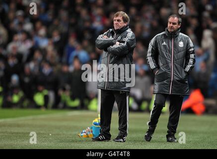 Fußball - Barclays Premier League - Manchester City / Liverpool - Etihad Stadium. Liverpool-Manager Kenny Dalglish (links) und Assistent Steve Clarke (rechts) an der Touchline. Stockfoto