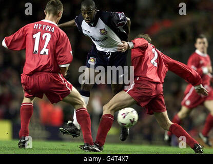 Dieses Bild kann nur im Kontext eines Editorial-Spielfilms verwendet werden.West Ham United's Paolo Wanchope (Mitte) wird von den Liverpooler Verteidigern Sami Hyypia und Stephane Henchoz, die in Anfield während ihres FA Carling Premiership Spiels spielen, blockiert. Stockfoto
