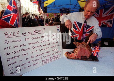 Denis Cronk aus North Devon schnitzt vor der französischen Botschaft in London gebratenes britisches Rindfleisch, wo Bauern aus dem Westland gegen das französische Importverbot für britisches Rindfleisch protestierten. Stockfoto