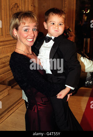 Der BBC-Kinderschauspieler Scott Chisholm und seine Mutter Julia Lawrence kommen bei den National Television Awards in der Royal Albert Hall in London an. Stockfoto