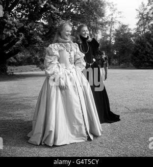 Glenda Jackson, die Oscar-Preisträgerin, als Königin Elisabeth I. von England, mit Vanessa Redgrave, rechts, als Mary Queen of Scots. Sie sind am Set eines neuen Films, Hal Wallis's Produktion von 'Mary, Queen of Scots' Stockfoto