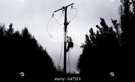 Ein Mitarbeiter der Subunternehmer von Scottish Power Overlec arbeitet an der Reparatur einer Hochspannungsfreileitung in der Nähe von Cumbernauld in Schottland, nachdem Großbritannien gestern von heftigen Stürmen heimgesucht wurde. Stockfoto