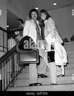 Schauspielerin Diana Rigg am Flughafen Heathrow mit ihr Ehemann