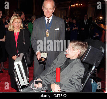 Investitur und Auszeichnungen - die Albert-Medaille für Professor Stephen Hawking - Str. Jamess Palast, London Stockfoto