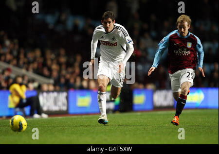 Fußball - Barclays Premier League - Aston Villa gegen Swansea City - Villa Park Stockfoto