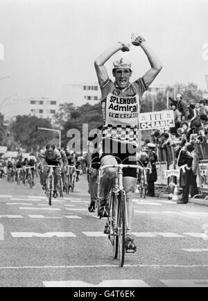 Sean Kelly aus Irland überquert die Linie, um die vorletzte Etappe des Tour de France-Klassikers 1980 von Auxerre nach Fontenay-sous-Bois, einem Pariser Vorort, zu gewinnen. Der Niederländer Joop Zoetemelk gewann die Gesamtveranstaltung (nicht abgebildet). Stockfoto