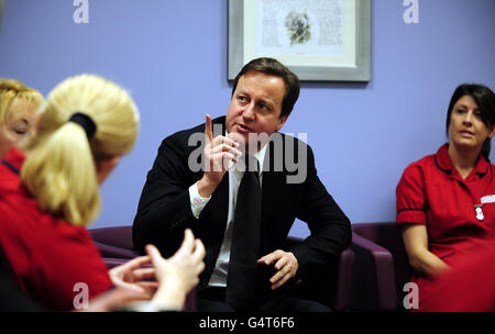 Premierminister David Cameron trifft Matronen bei einem Besuch im Royal Salford Hospital in Manchester. Stockfoto