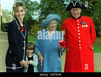 Die Queen Mother empfängt den Kriegsveteranen Bill Moylon, 83, und Hannah Thompson, vier, Tochter des Golfkriegsveteranen Nigel Thompson, begleitet von ihrer Mutter Samantha, während einer Zeremonie im Clarence House, zur Unterstützung des Poppy Appells von 1999. Stockfoto