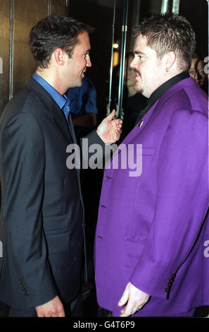 Der Big Breakfast-Moderator Johnny Vaughan (links) und der Komiker Phill Jupitus kommen im Londoner Park Lane Hotel zu den Musikpreisen des Q Magazine an. Stockfoto