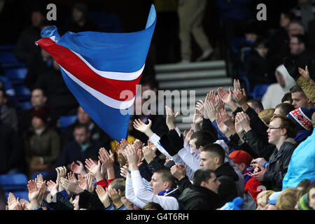 Fußball - Clydesdale Bank Scottish Premier League - Rangers gegen Motherwell - Ibrox. Die Rangers-Fans zeigen ihre Unterstützung auf den Tribünen Stockfoto