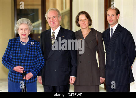 Die Königin und der Graf von Wessex (R) mit Bundespräsident Johannes Rau und seiner Frau Christina (2. Rechts) am Buckingham Palace. Stockfoto