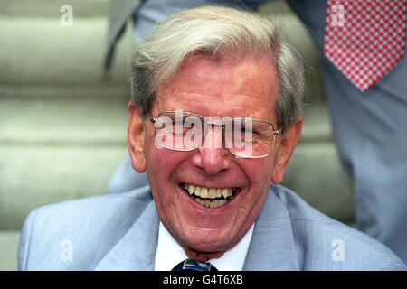 Bob Holness, Radio 1 Original Disc Jockey, auf den Stufen der All Soul's Church, Central London, in einer Nachbildung der ursprünglichen Publicity-Foto vor 30 Jahren, die den neuen Sender gestartet. Stockfoto