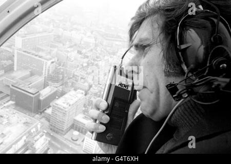 Bob Holness vom lokalen Radiosender der London Broadcasting Company berichtet von einem Hubschrauber über die Verkehrslage in London, als Osterurlauber auf die Straße gingen. Er eröffnete die tägliche Hubschrauberpatrouille der Station, um die Autofahrer über die Verkehrssituation zu informieren. Stockfoto