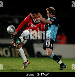 Die Wycombe Wanderers Stuart Lewis und Huddersfield Town kämpfen um Oscar Gobern Für den Ball während der npower Football League ein Spiel Zwischen Wycombe Wanderers und Huddersfield Town im Adams Park Stadion Stockfoto