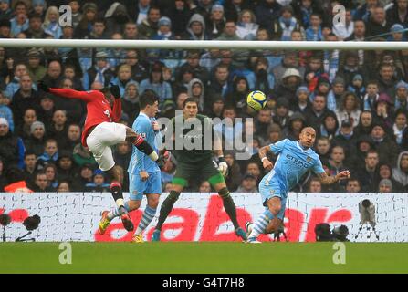 Fußball - FA Cup - Dritte Runde - Manchester City / Manchester United - Etihad Stadium. Danny Welbeck von Manchester United (links) erzielt das zweite Tor des Spiels Stockfoto