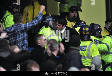 Fußball - FA Cup - Dritte Runde - Manchester City / Manchester United - Etihad Stadium. Die Polizei wirft einen Manchester City-Fan (in der Mitte, schwarz) nach dem letzten Pfiff aus der Tribüne aus Stockfoto