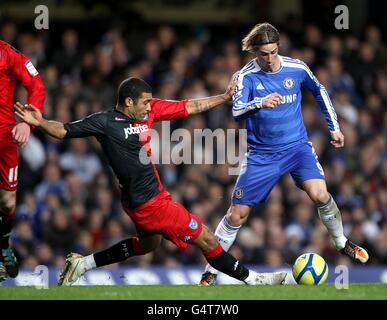 Fußball - FA Cup - Dritte Runde - Chelsea gegen Portsmouth - Stamford Bridge. Chelseas Fernando Torres (rechts) und Hayden Mullins (links) von Portsmouth kämpfen um den Ball Stockfoto