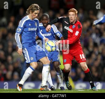 Dave Kitson aus Portsmouth (rechts), Fernando Torres aus Chelsea (links) und Ramires (Mitte) kämpfen um den Ball Stockfoto