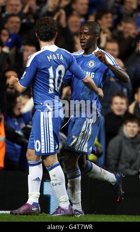 Fußball - FA Cup - Dritte Runde - Chelsea gegen Portsmouth - Stamford Bridge. Chelsea's Ramires (rechts) feiert mit seinem Teamkollegen Juan Mata, nachdem er das zweite Tor seines Teams erzielt hat Stockfoto