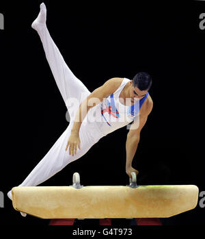 Der britische Louis Smith tritt auf dem Pommel Horse während der Visa International Gymnastik in der North Greenwich Arena, London, an. Stockfoto