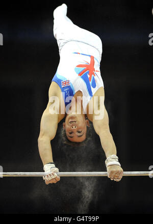 Der britische Daniel Keatings tritt während der Visa International Gymnastik in der North Greenwich Arena in London an der Horizontal Bar an. Stockfoto