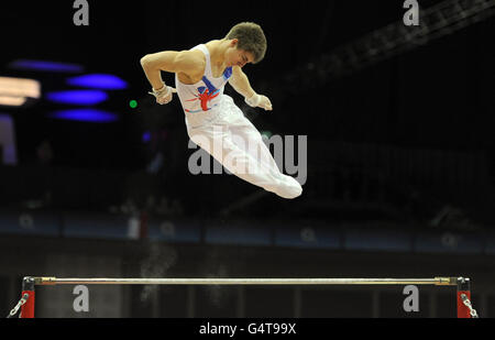 Der britische Max Whitlock tritt während der Visa International Gymnastik in der North Greenwich Arena in London an der Horizontal Bar an. Stockfoto