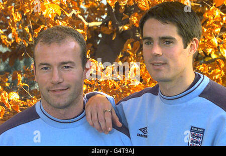 Englands Fußballkapitän Alan Shearer (links) und Jamie Redknapp während einer Pressekonferenz im Mannschaftshotel in Burnham Beeches. Stockfoto