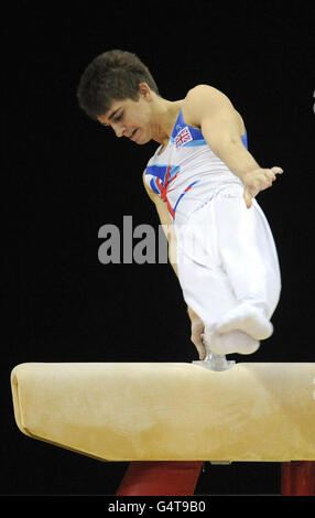 Der britische Max Whitlock tritt auf dem Pommel Horse während der Visa International Gymnastik in der North Greenwich Arena, London, an. Stockfoto