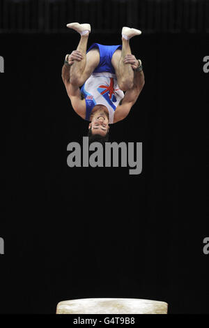 Der britische Kristian Thomas tritt während der Visa International Gymnastik in der North Greenwich Arena, London, im Gewölbe an. Stockfoto