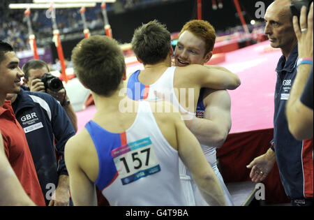 Der britische Daniel Purvis wird nach dem Wettkampf an den parallelen Bars während der Visa International Gymnastik in der North Greenwich Arena, London, gratuliert. Stockfoto