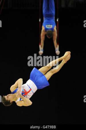 Der britische Max Whitlock tritt während der Visa International Gymnastik in der North Greenwich Arena, London, auf dem Boden an. Stockfoto