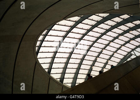 Die von den Architekten Fosters und Partners entworfene U-Bahnstation Canary Wharf ist nun Teil der Londoner U-Bahn-Erweiterung Jubilee Line. Stockfoto