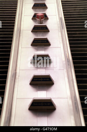 Die von den Architekten Fosters und Partners entworfene U-Bahnstation Canary Wharf ist nun Teil der Londoner U-Bahn-Erweiterung Jubilee Line. Stockfoto