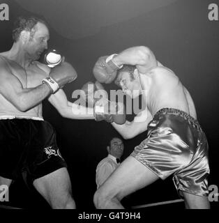 Boxen - britische Commonwealth und europäischen Schwergewichts-Titel - Henry Cooper V Joe Bugner - Empire Pool Stockfoto