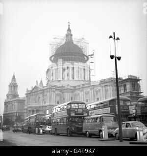 Gerüste umgeben die St. Paul's Cathedral, die seit langem gereinigt wird, während der Hauptverkehrsverkehr vor der Tür anhält. Stockfoto