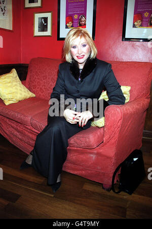 Die ehemalige Schauspielerin Carol Harrison aus Eastern in der Daniels Bar im Café Royal in London für den Pressevorstart des Millennium Ball, der angeblich die größte Silvesterparty in London ist, die zugunsten des Rhys Daniels Trust veranstaltet wird. Stockfoto