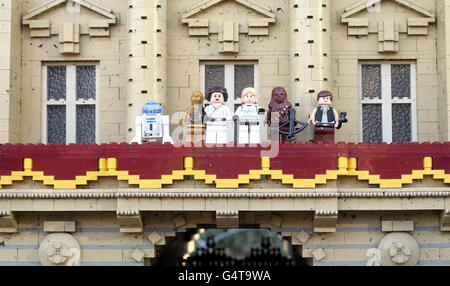 Luke Skywalker und Prinzessin Leia werden auf dem Balkon des Buckingham Palace von (von links nach rechts) durch R2-D2, C-3PO, Chewbacca und Han Solo in Miniland im Legoland Windsor als Miniatur-LEGO-Landschaft verbunden, Wurde von Star Wars Minifiguren und Schurken übernommen, um im März ein neues Star Wars Miniland im Windsor Resort zu eröffnen. Stockfoto